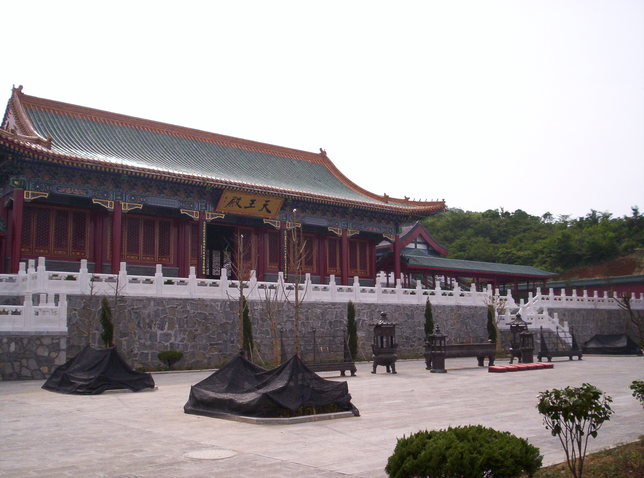 http://ux1.eiu.edu/~gctucker/China-pix-2007/tianmen-buddhist-temple.JPG
